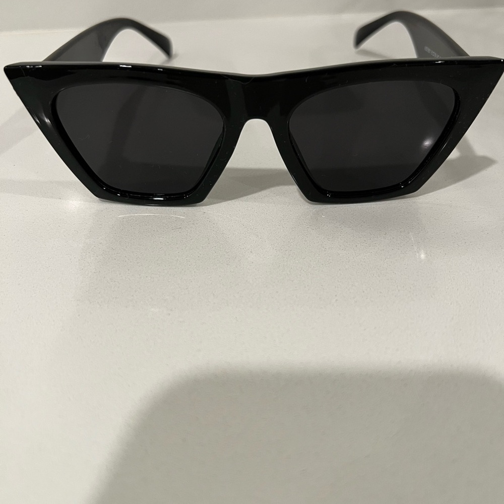Chic Black Cat-Eye Sunglasses